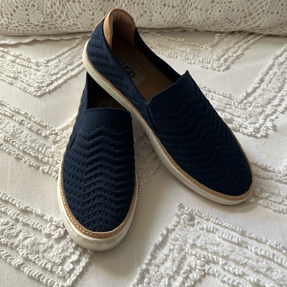 UGG sz 8 Sneaker Loafers Navy